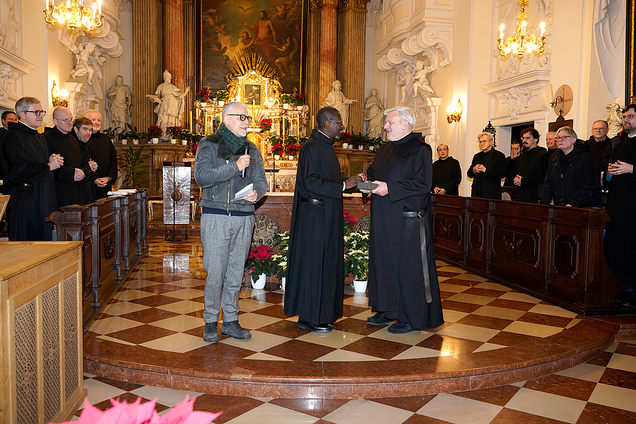 Generalprior Pascal Ahodegnon übergab das Siegel der Ordensprovinz Europa Mitte als Zeichen der Amtseinführung an den neuen Provinzial Frater Rudolf Knopp.                  