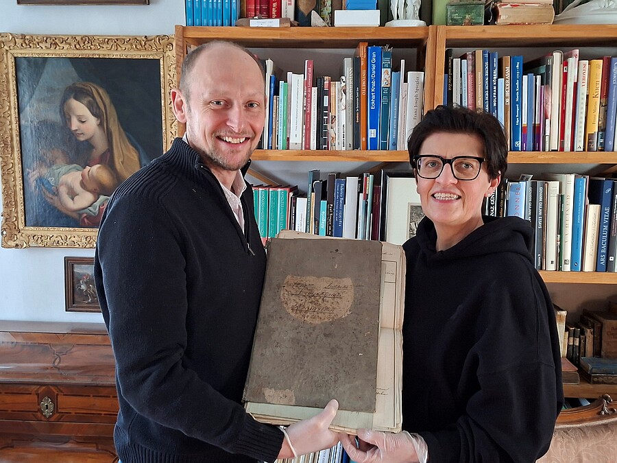 Übergabe der Inventare der Klosterapotheke von Sammlungsleiterin Sabine Laz vom „museumkrems“ an Stiftsarchivar Andreas Gamerith.