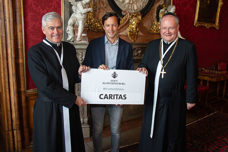 Stiftskämmerer Elias Carr (l.) und Propst Anton Höslinger (r.) übergaben die Spende an Caritas-Direktor Klaus Schwertner.