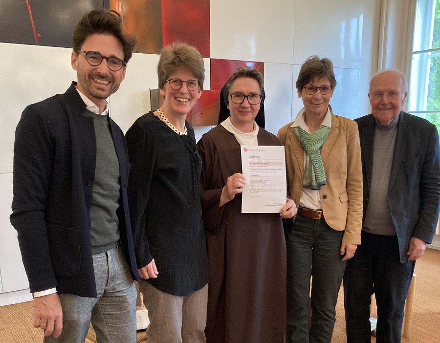 Auch Sr. Maria Elija Kreimel, Priorin der Karmelitinnen in Maria Jeutendorf (Mitte), schloss den Lehrgang in diesem Jahr ab.