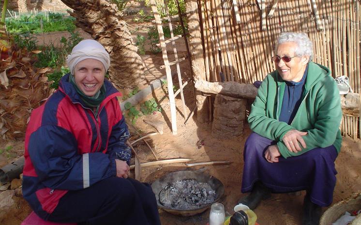 Kl. Sr. Monika Miriam und Kl. Sr. Noura in der Wüste 