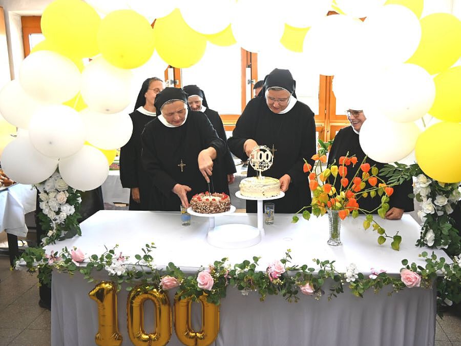 Die Benediktinerinnen der Anbetung feierten am 15. August 2026 das 100-jährige Bestehen ihres Standortes in Wien-Simmering.