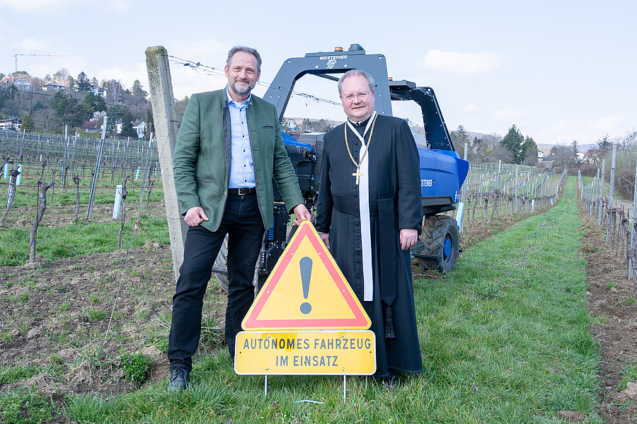 Freuen sich über den neuen Weinbau-Roboter im Weingut Stift Klosterneuburg: Weingutsleiter Peter Frei und Propst Anton Höslinger.
