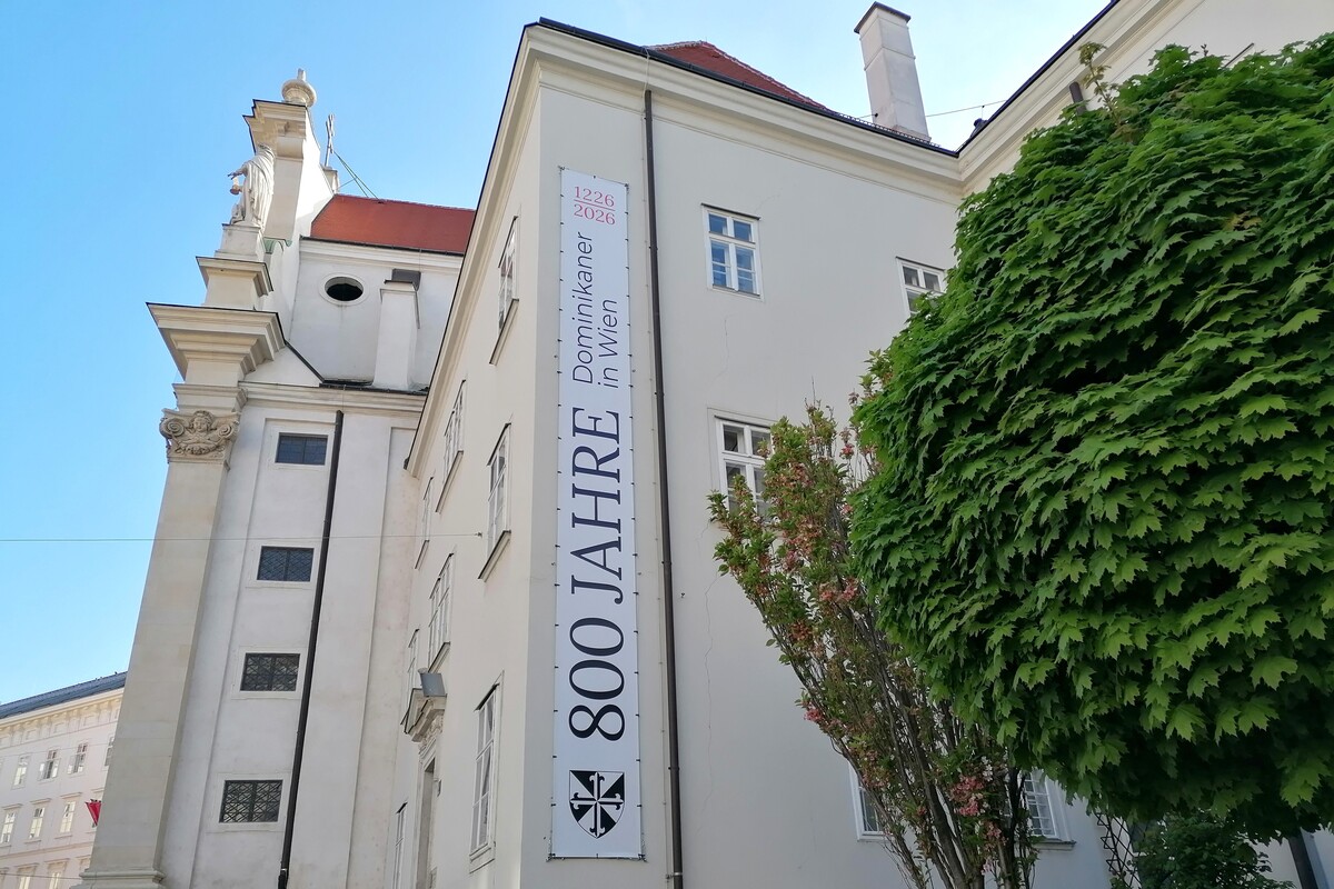 Dominikanerkonvent mit Jubiläumsbanner