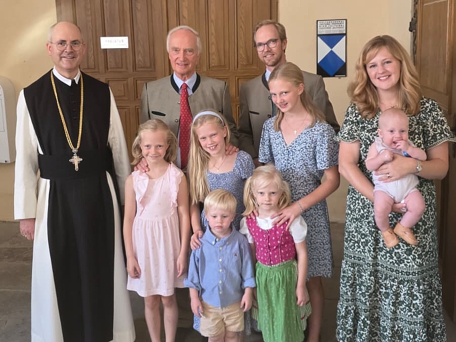 Etwa 30 Personen nahmen an der Führung teil, unter ihnen auch Carl Christian von Habsburg-Lothringen und sein Sohn Imre, seine Schwiegertochter Kathleen und deren sechs Kinder. / P. Hermann Joseph Schöppe Etwa 30 Personen nahmen an der Führung teil, unter ihnen auch Carl Christian von Habsburg-Lothringen und sein Sohn Imre, seine Schwiegertochter Kathleen und deren sechs Kinder.