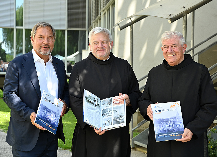 Anlässlich des 150-Jahr-Jubiläums des Krankenhauses der Barmherzigen Brüder in St. Veit an der Glan wurde eine Festschrift präsentiert. V.l.: Gesamtleiter Michael Steiner, Provinzial Rudolf Knopp und Frater Paulus Kohler.