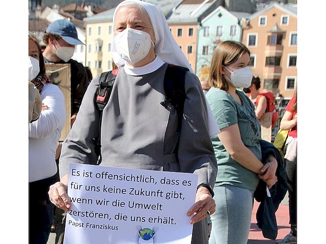 Sr. Notburga begleitet die Klimaproteste mit Plakaten.