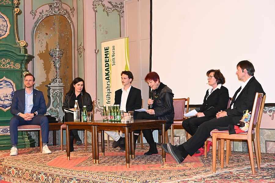 Bei einer Podiumsdiskussion kamen neben Gremsl auch die ORF-Journalistin Monika Kalcsics, Gesundheitsinformatiker Joachim Waltl und die Künstler Birgit und Peter Kainz zu Wort. Moderiert wurde die Diskussion von Anna Pfleger (4.v.l.).
