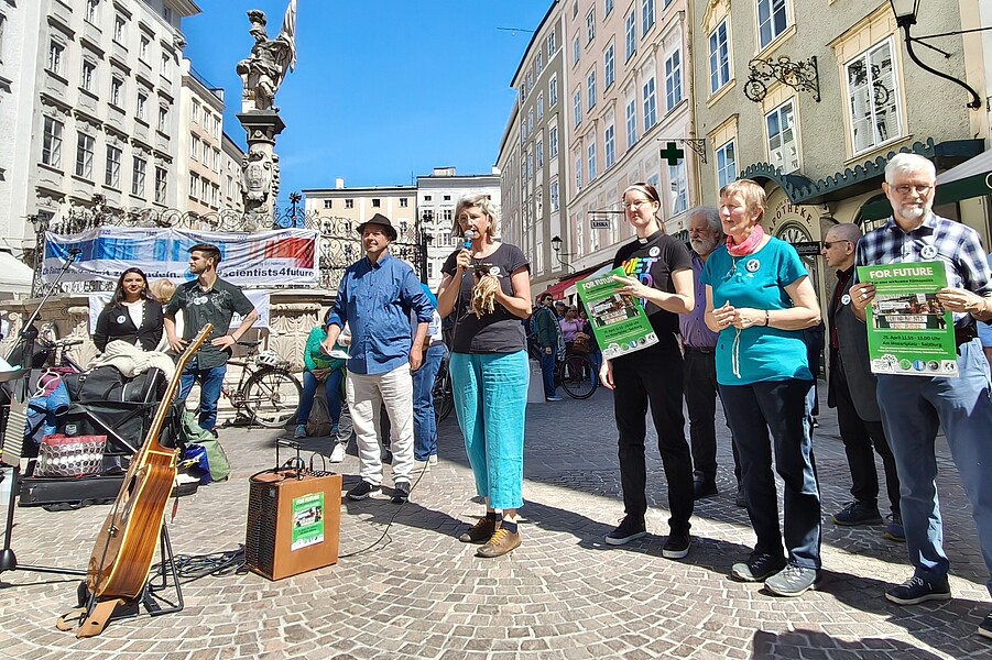 Sr. Maria Gabriela Unterluggauer erklärte den Hintergrund des geknüpften Netzes für Schöpfungsverantwortung.