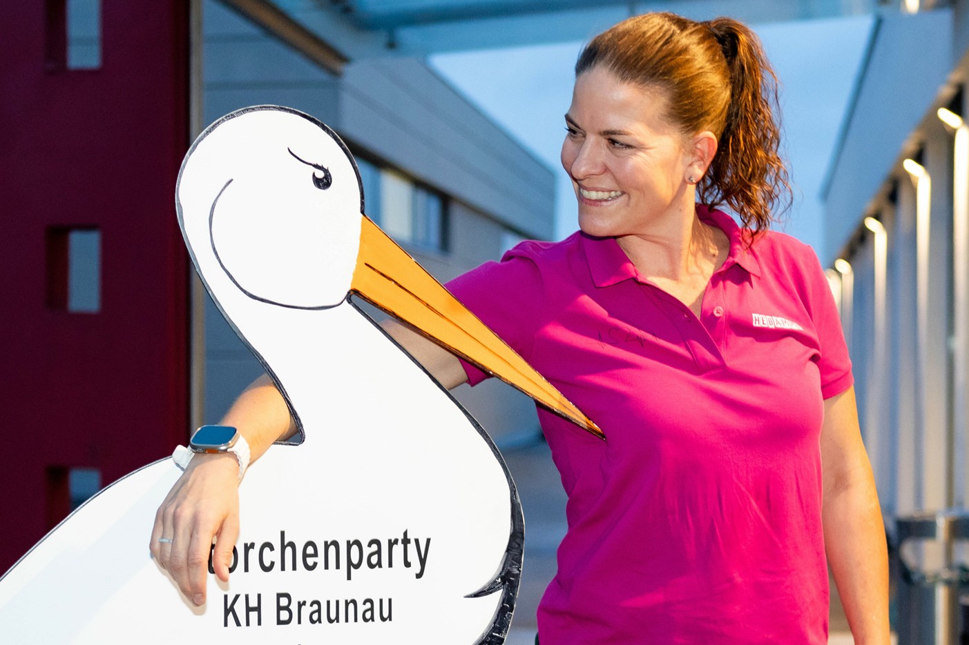 Denise Pohl, Leitende Hebamme, mit dem Storch