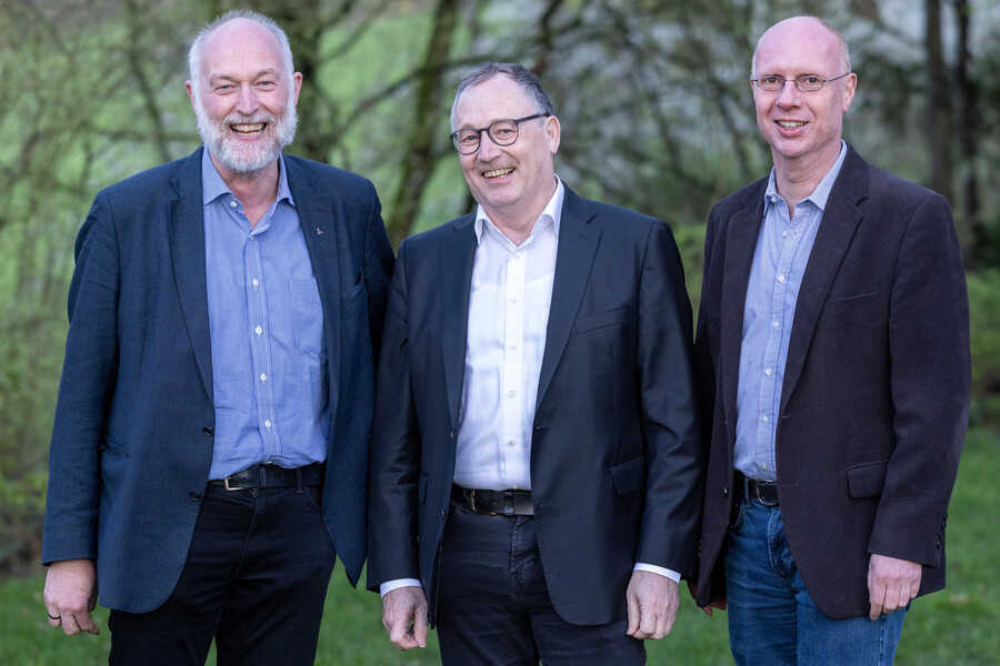 P. Bernhard Bürgler (Mitte) übergibt das Amt des Provinzials am 31. Juli 2024 an P. Thomas Hollweck (rechts). / SJ-Bild P. Bernhard Bürgler (Mitte) übergibt das Amt des Provinzials am 31. Juli 2024 an P. Thomas Hollweck (rechts).