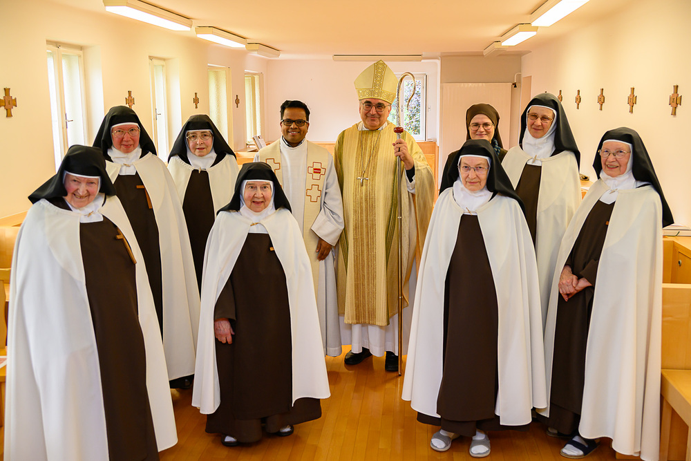Bischof Wilhelm Krautwaschl mit den Jubilarinnen / Foto Kuss Mariazell, JOSEF KUSS Bischof Wilhelm Krautwaschl mit den Jubilarinnen