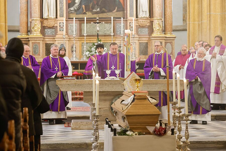 Abtpräses Johannes Perkmann stand dem Requiem in der Stiftskirche St. Lambrecht vor.