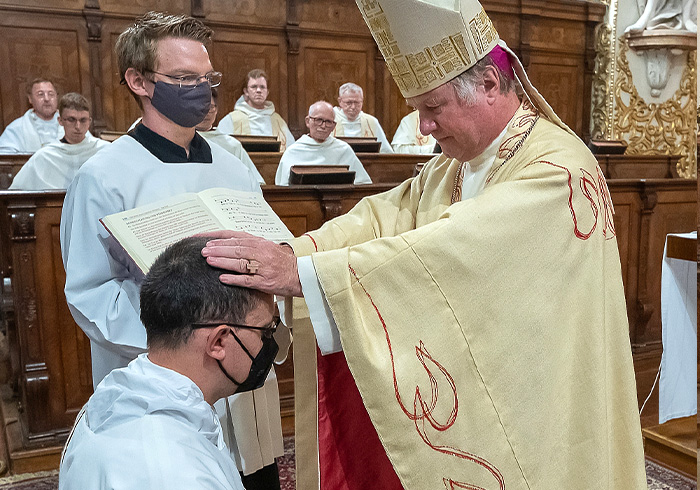 Priesterweihe / © Copyright 2021 Jack Haijes, Jack Haijes Bild: v.l.n.r. P. Stephan Daniel Eberhardt, Abt Nikolaus Thiel - Stift Schlierbach
Pater Stephan Daniel Eberhardt wurde durch Bischof Manfred Scheuer im Stift Schlierbach zum Priester geweiht.
Foto Jack Haijes