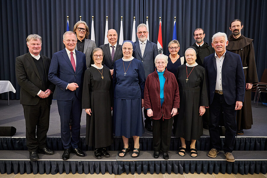 Elf Entwicklungshelfer:innen und Missionar:innen aus Oberösterreich sind von Landeshauptmann Thomas Stelzer (vorne, 2.v.l.) ausgezeichnet worden, darunter auch sechs Ordensleute. / Land Oberösterreich/Peter Mayr Elf Entwicklungshelfer:innen und Missionar:innen aus Oberösterreich sind von Landeshauptmann Thomas Stelzer (vorne, 2.v.l.) ausgezeichnet worden, darunter auch sechs Ordensleute.