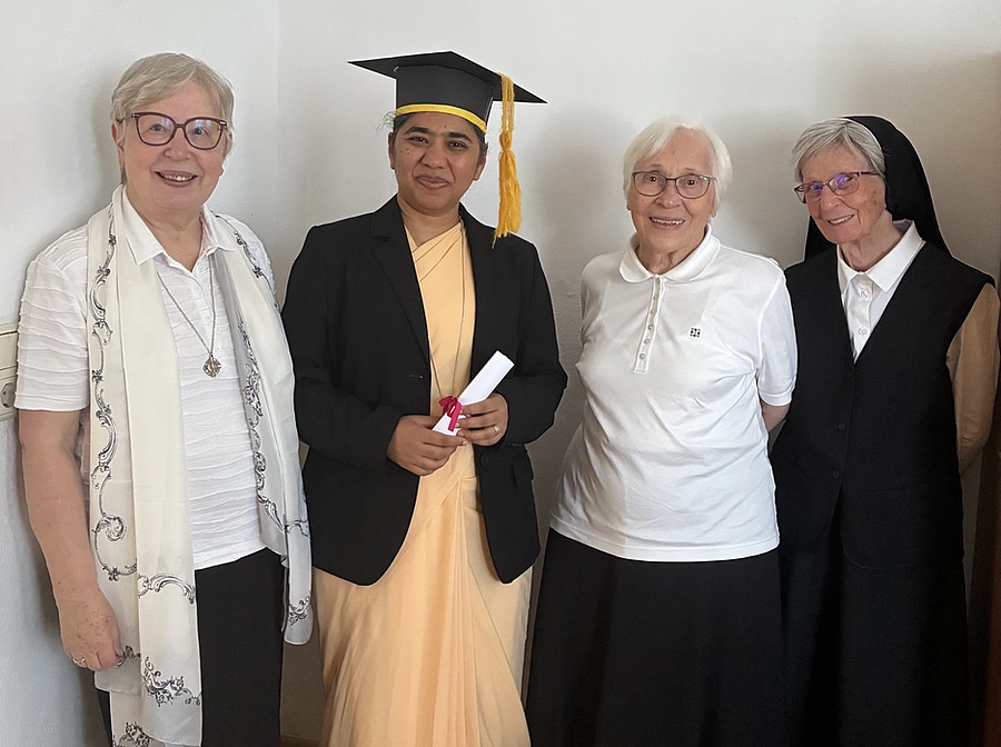 Sr. Snehal Marcus D’Souza (2.v.l.) promovierte in Innsbruck. Sie blickt dankbar auf ihre gemeinsame Zeit mit den Schulschwestern in Pfaffenhofen – Sr. Judit, Sr. Agnes und Sr. Teresa (v.l.) – zurück.