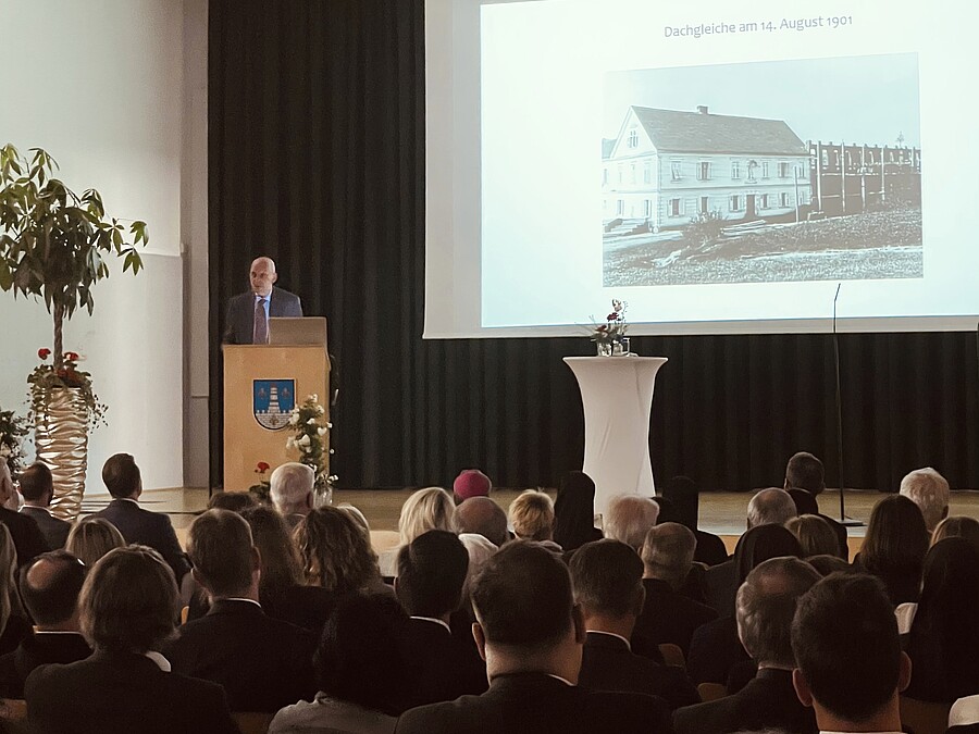 Historiker Peter Wiesflecker würdigte die Entwicklung des Marienkrankenhauses von den Anfängen bis in die Gegenwart.