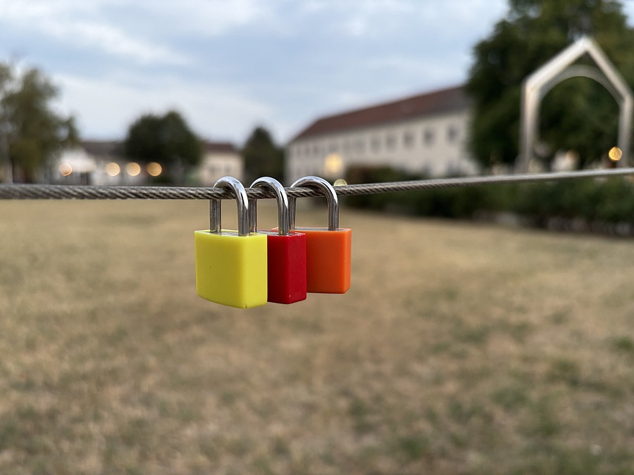 Ehe- und Liebespaare können am Kirchenplatz in Frauenkirchen ihr Liebesschloss an einem Fahnenmast anbringen. / Jutta Steiner/Kathpress Ehe- und Liebespaare können am Kirchenplatz in Frauenkirchen ihr Liebesschloss an einem Fahnenmast anbringen.