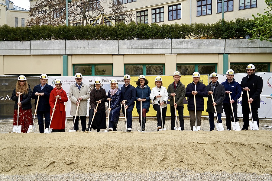 Mit dem Spatenstich am 10. April 2026 fiel der Startschuss für ein umfassendes Bauprojekt im Schulzentrum St. Franziskus.