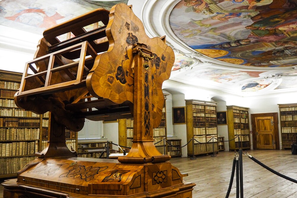 „Bücherrad“ im Stift Lambach