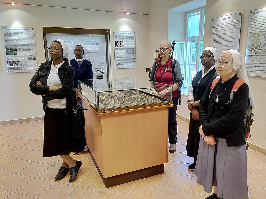 Im Wasserleitungsmuseum bekamen die Ordensfrauen Einblick in die Komplexität der Wasserleitung.
