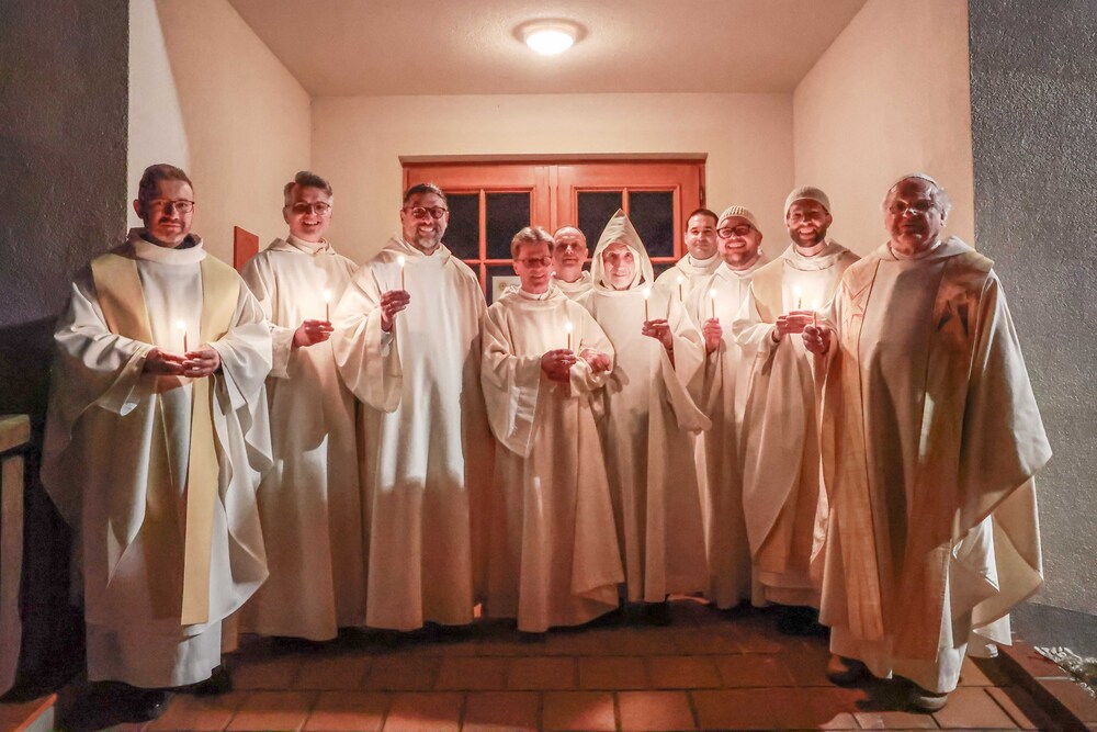 Die Brüdergemeinschaft Europakloster Gut Aich im Kerzenschein vor dem Klosterhof