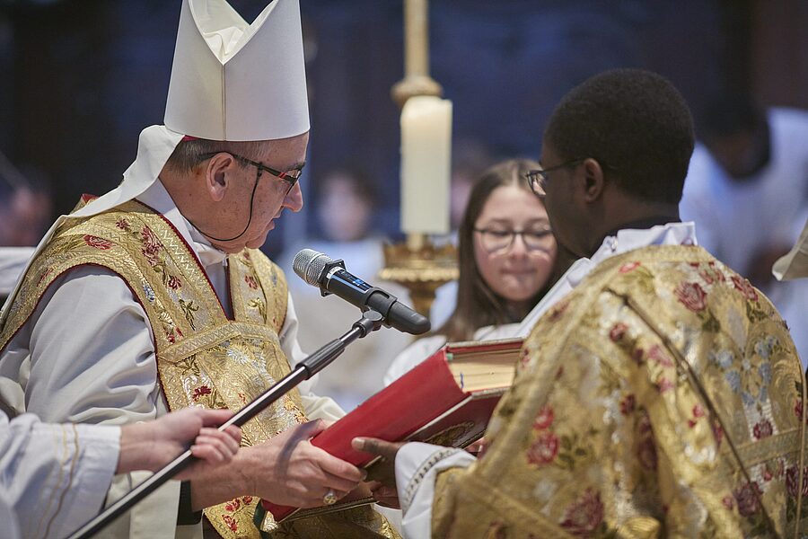Bischof Pedro Aguado Cuesta weihte Jude Lontum Mbiydzenyuy am 21. Februar 2026 in der Piaristenbasilika Maria Treu zum Diakon.