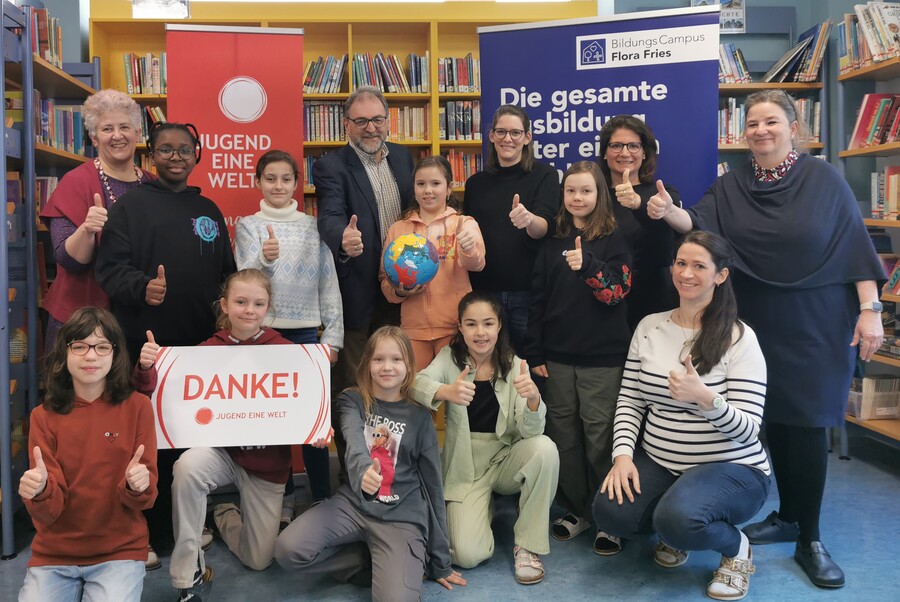 Schülerinnen und Lehrerinnen des Bildungscampus Flora Fries übergaben Spenden in Höhe von 1.680€ an den Geschäftsführer von Jugend Eine Welt, Reinhard Heiserer.