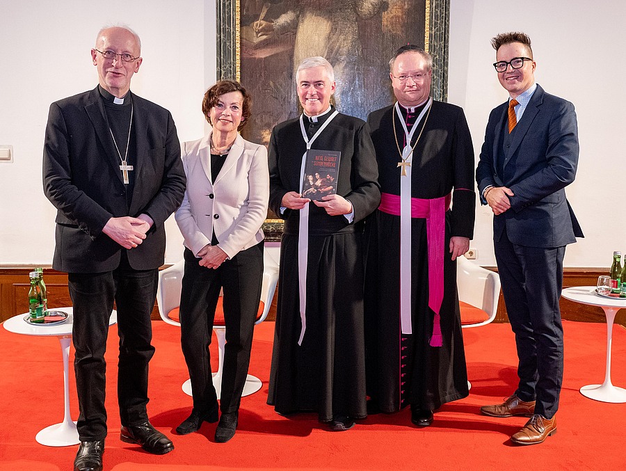Bei der Buchpräsentation im Stift Klosterneuburg: Weihbischof Franz Scharl, Renata Schmidtkunz, H. Elias Carr, Propst Anton Höslinger und Dom-Verlag-Geschäftsführer Roman Gerner (v.l.).