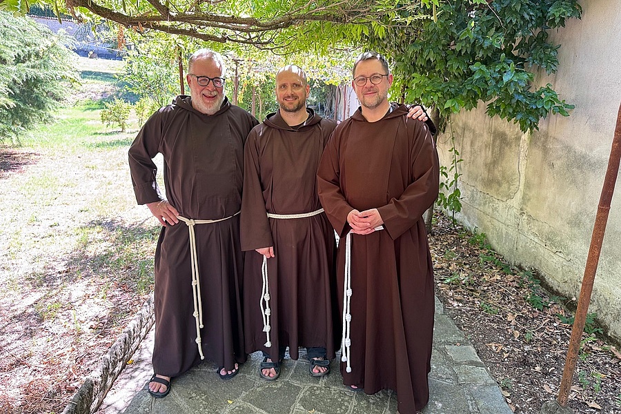 Br. Peter Netzer (Mitte) legte am 5. September 2026 seine Zeitliche Profess in die Hände von Br. Thomas Schied (r.) ab.