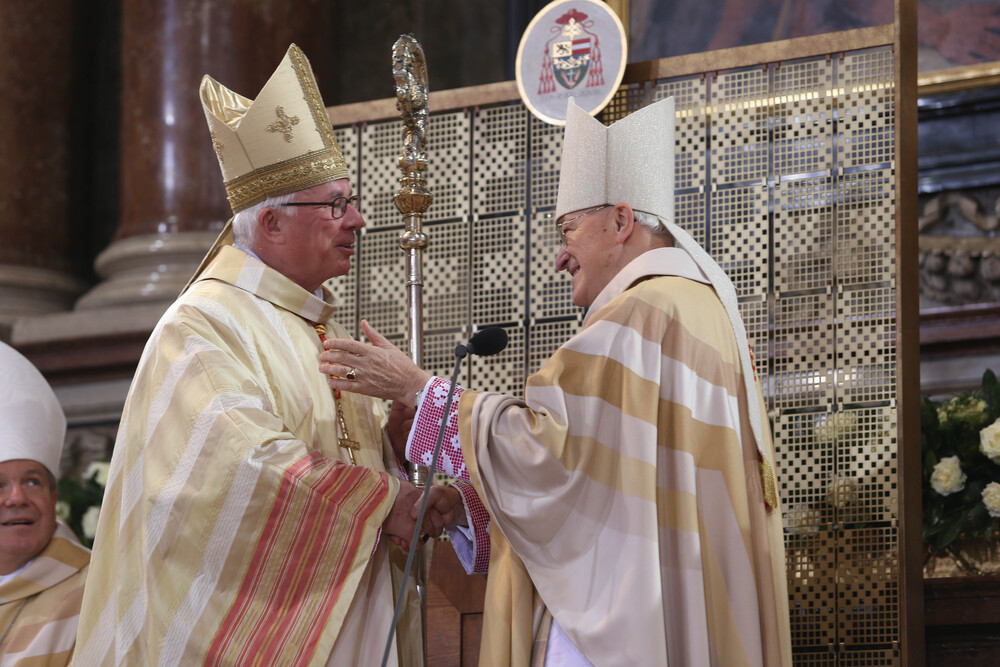 Salzburg: Amtseinführung des neuen Erzbischofs - Im Salzburger Dom wird der neue Erzbischof Franz Lackner feierlich in sein Amt eingeführt Foto: Neumayr/MMV 12.01.2014 Erzbischof Franz Lackner erhält den Hirtenstab von Alt-Erzbischof Alois Kothgasser