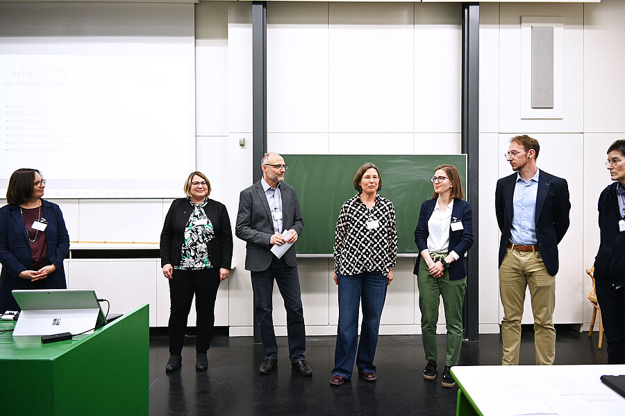 Das Organisationsteam der Tagung (v.l.): Marie-Theres Igrec (Ordensgemeinschaften Österreich), Sabine Schönwetter-Cebrat (Evang. Kirche A. und H.B. in Österreich), Clemens Paulovics (VOSÖ), Anne-Kathrin Wenk, Anna Davogg (Konferenz der Schulamtsleite