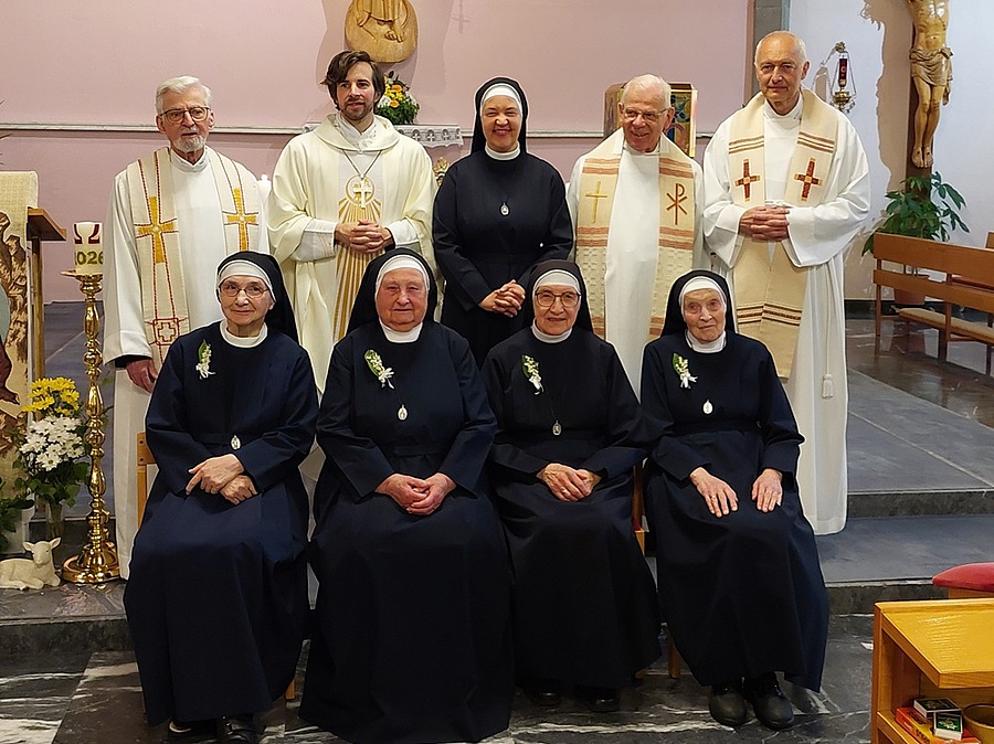 Sr. Brigitte Schuster, Sr. Elfriede Schieder, Sr. Pauline Ganster und Sr. Edith Kolb (vorne, v.l.) feierten ihre Professjubiläen. H. Wolfgang Fank, Propst Bernhard Mayrhofer, Generaloberin Sr. Mirjam Schmedler, P. Bernhard Hauser und Hannes Binder (h