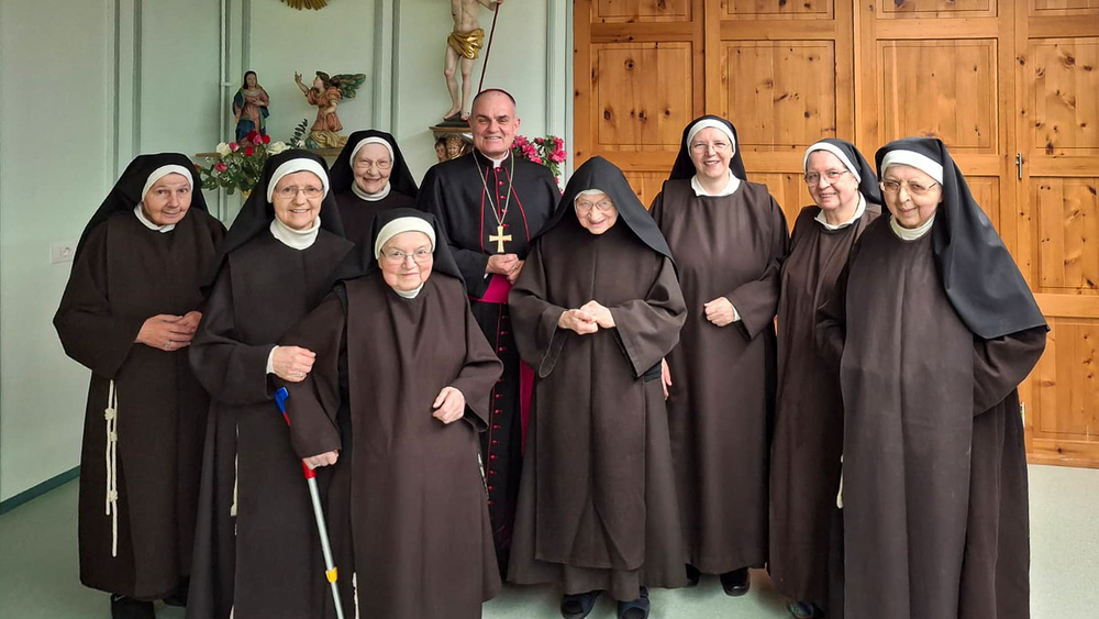 Bischof Ivo Muser im Kreise der Klarissen