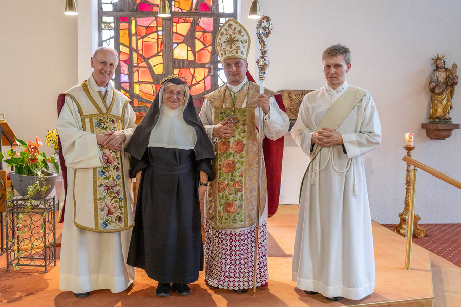 Sr. M. Rita Hörtenhuber feierte ihr diamantenes Professjubiläum. Mit ihr feierten Bischofsvikar Gottfried Laireiter, Propst Markus Grasl und H. Andreas Unterhuber (v.l.) aus dem Stift Reichersberg.