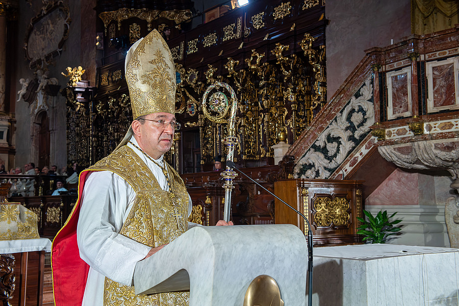 Erzabt em. Korbinian Birnbacher stand dem Pontifikalamt anlässlich des niederösterreichischen Landesfeiertags in der Stiftskirche Klosterneuburg vor.