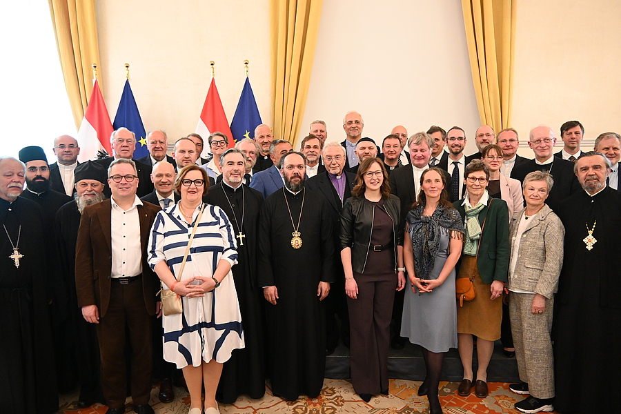 Kultusministerin Claudia Bauer lud Vertreter:innen der Kirchen und Religionsgemeinschaften zum Osterempfang im Bundeskanzleramt. Auch ÖOK-Generalsekretärin Sr. Christine Rod war dabei.