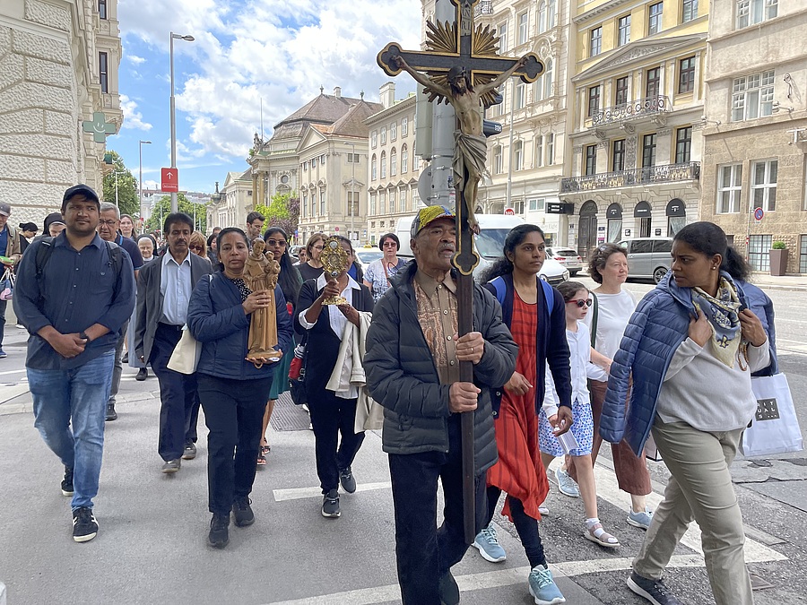 Vorangetragen wurden bei der Prozession eine Statue des heiligen Antonius von Padua und eine Reliquie des Heiligen. / Minoriten Vorangetragen wurden bei der Prozession eine Statue des heiligen Antonius von Padua und eine Reliquie des Heiligen.