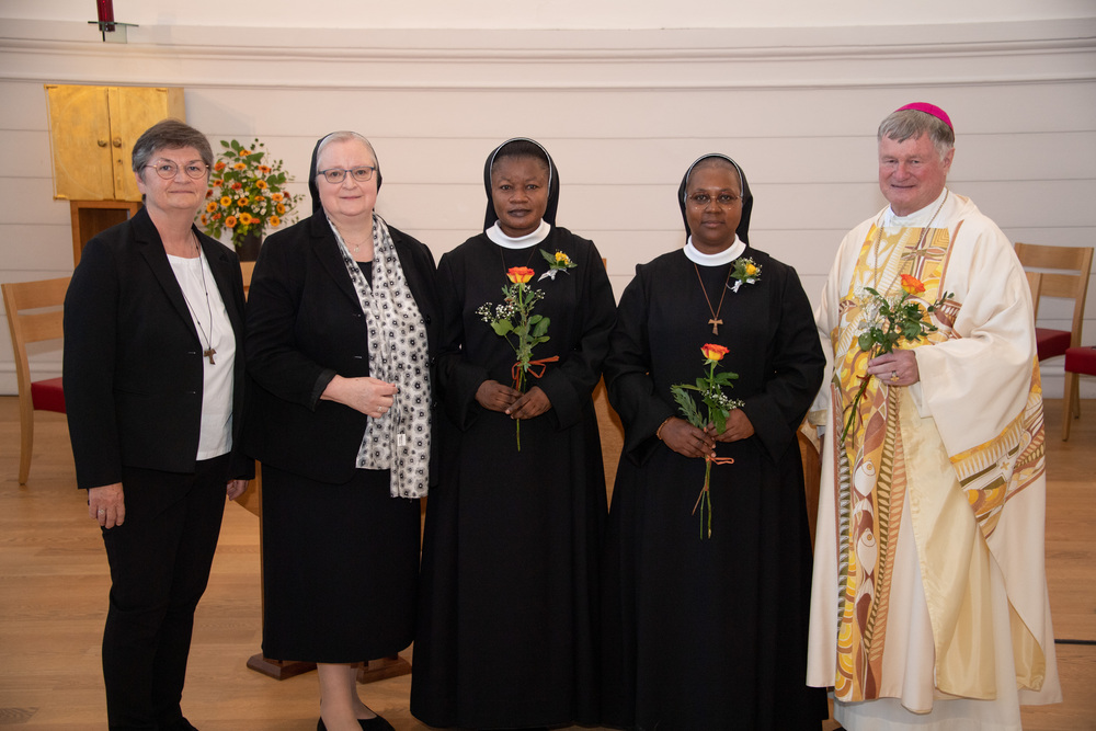 Profess auf Zeit:  Ausbildungsleiterin Generalvikarin Sr. Teresa Hametner, Generaloberin Sr. Angelika Garstenauer, Sr. Gloria Stephen, Sr. Rachael Ngumo, Bischof Manfred Scheuer