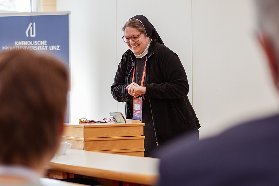 Sr. Ida Vorel beobachtet bei ihren Follower:innen eine große Neugier auf Fragen zu Glauben, Kirche und Ordensleben. / Bengt Beier Sr. Ida Vorel beobachtet bei ihren Follower:innen eine große Neugier auf Fragen zu Glauben, Kirche und Ordensleben.