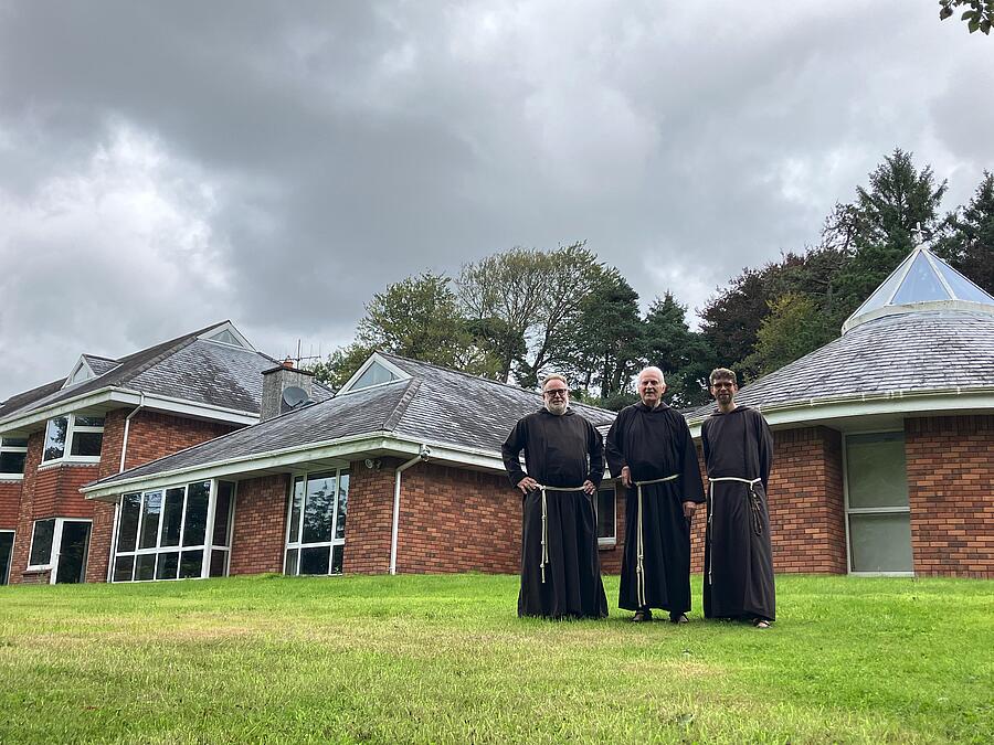 Im Kloster in Rochestown bei Cork in Irland soll eine internationale Kapuziner-Gemeinschaft aus vier bis fünf Brüdern etabliert werden. Br. Harald Weber, Br. Philip Baxter und Br. Wojciech Glowacki (v.l.) bilden das feste Ausbildungsteam.