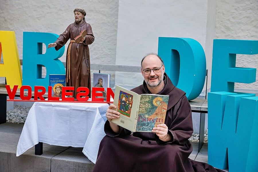 Br. Nikodemus Glößl stellte die Erzählung „Die vollkommene Freude“ vor.