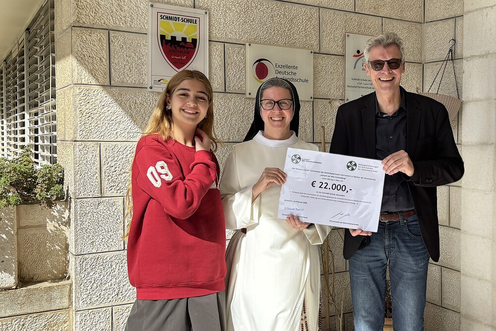 Spendenscheck-Übergabe an Schmidt-Schule