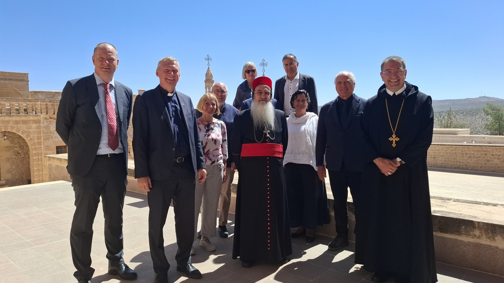 Die Delegation im Kloster Mor Gabriel mit Timotheos Samuel Aktas, Erzbischof des Tur Abdin. 