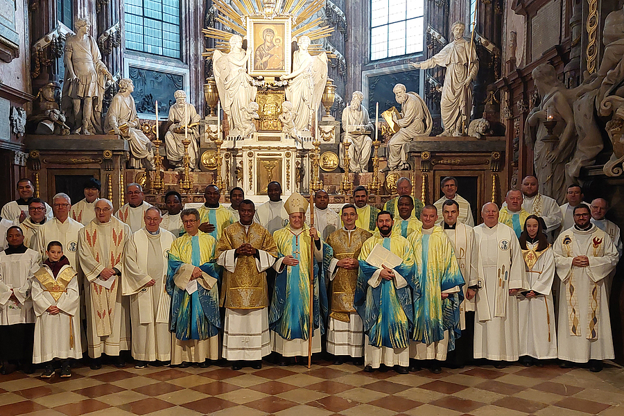 Die Salvatorianer Fr. Adrian Hafner und Fr. Jean-Luc Kapend Chiseng wurden am 4. Dezember 2025 von Kardinal László Német zu Diakonen geweiht.