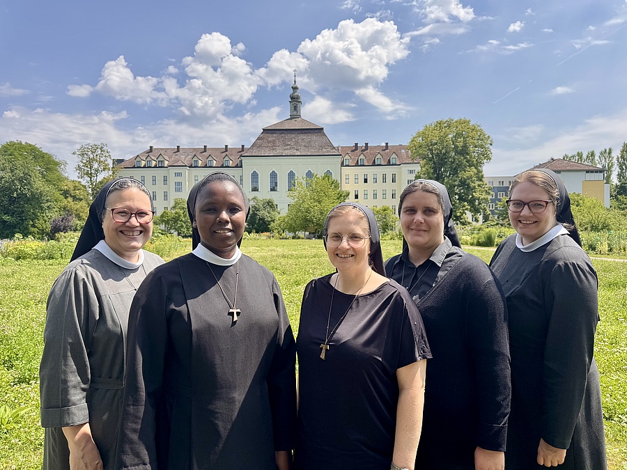 Sr. Elisabeth, Sr. Isabel, Sr. Julia, Sr. Ruth und Sr. Ida vom Team für Berufungspastoral informieren niederschwellig über Fragen rund um das Ordensleben und das Thema Berufung.