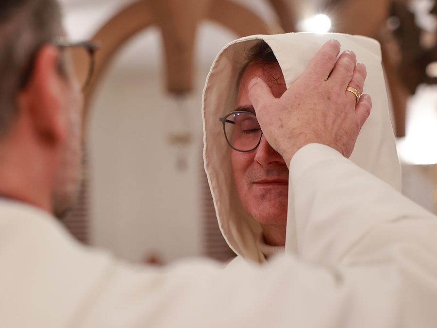 Am 5. Dezember 2025 wurde Br. Simon Petrus Lutsch in die Gemeinschaft der Benediktiner im Europakloster Gut Aich aufgenommen.