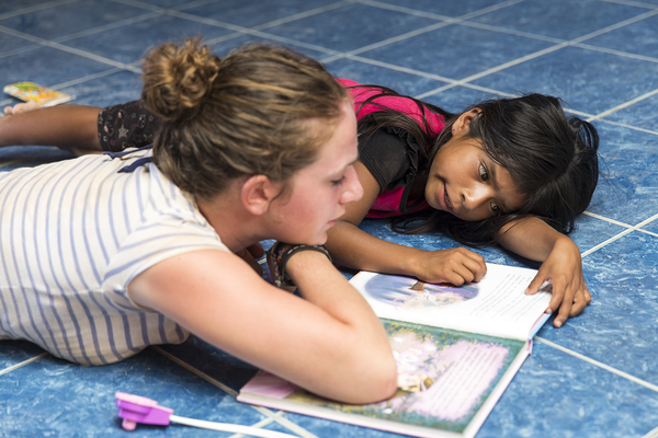 Freiwillige Julia Jesuit Volunteers Julia und Matthias in La Tortuga, Peru mit dem Projekt Canat, aufgenommen von Christian Ender im Februar 2015. Mitarbeiter von Canat fahren einmal die Woche die ca. 1,5 Stunden weite Strecke von Pirura nach La Tort