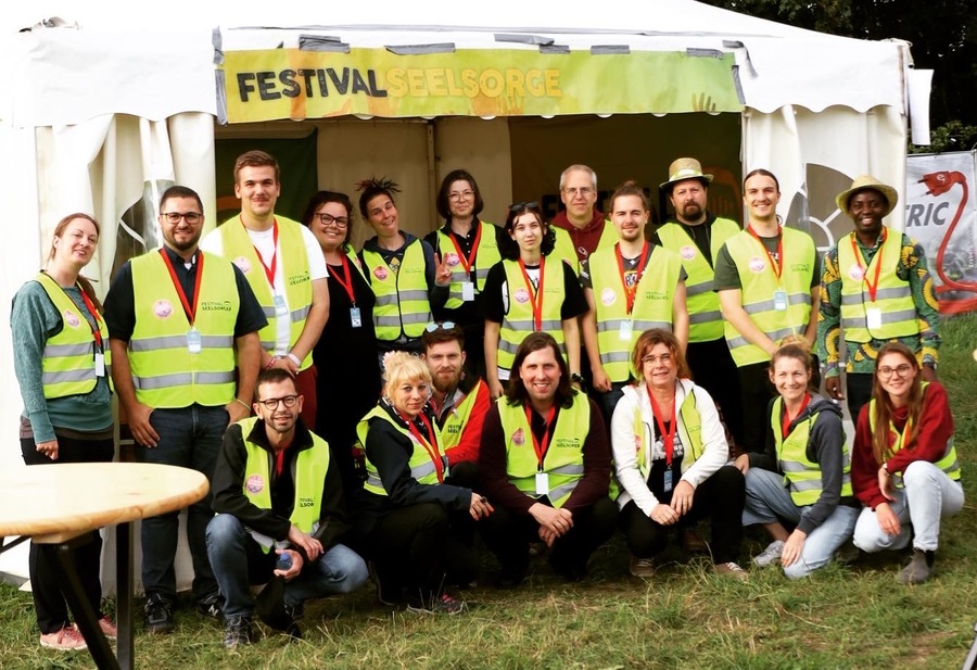 P. Johannes Haas (2.v.l.) war nicht der einzige Ordensangehörige unter den Festivalseelsorger:innen am Donauinselfest 2023. Auch Sr. Anne Buchholz (2.v.r.) von den Missionarinnen Christi war im Einsatz.