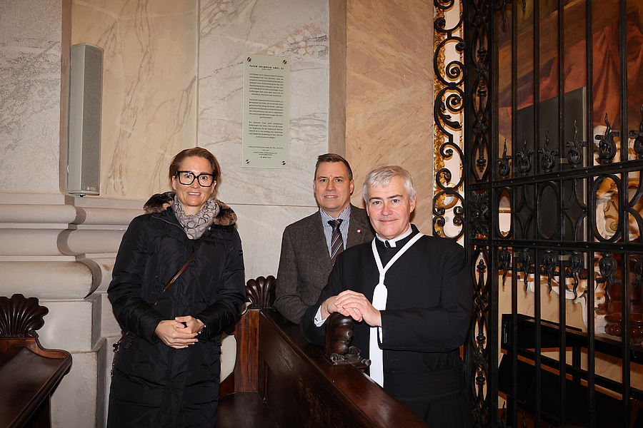 Kulturstadträtin Katharina Danninger, Bürgermeister Christoph Kaufmann und Stiftskämmerer Elias Carr Can.Reg. (v.l..) vor der Zusatztafel der Pater-Abel-Gedenktafel in der Klosterneuburger Stiftsbasilika. / Stadtgemeinde Klosterneuburg/Barbara Lutz Kulturstadträtin Katharina Danninger, Bürgermeister Christoph Kaufmann und Stiftskämmerer Elias Carr Can.Reg. (v.l..) vor der Zusatztafel der Pater-Abel-Gedenktafel in der Klosterneuburger Stiftsbasilika.